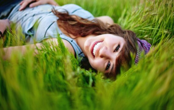girl_in_the_grass-all_kinds_of_beautiful_girl_photo_wallpaper_2560x1600